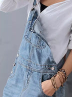 Frayla™ – Abgenutztes Jeanskleid mit Schlitz hinten