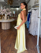 ZEYNEP | Elegantes Satin-Maxikleid mit Halter-Ausschnitt